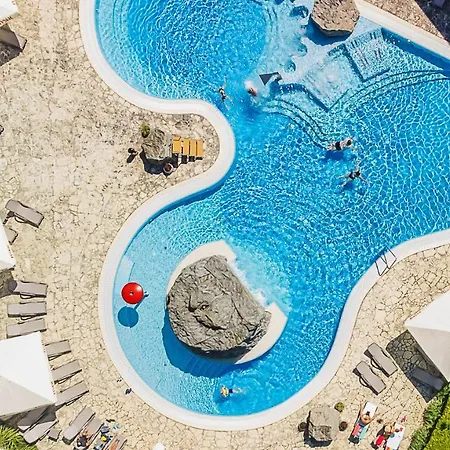 伊卡尔广场酒店