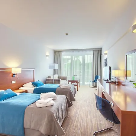 伊卡尔广场酒店 4*