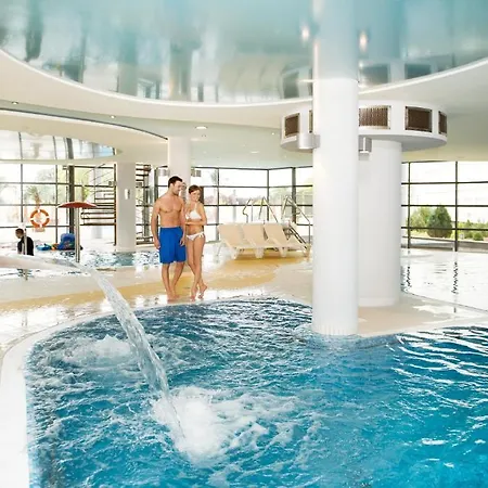 伊卡尔广场酒店 4*