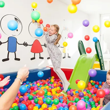 伊卡尔广场酒店 4* 科沃布热格